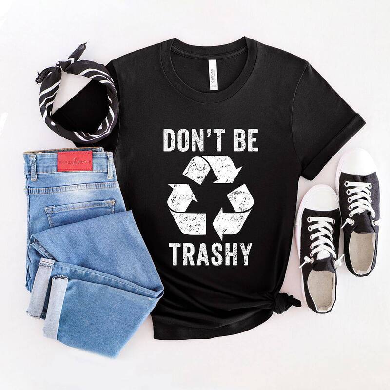 【送料無料】 Simply Sage Market レディース Tシャツ トップス Don't Be Trashy Short Sleeve Graphic Tee Raspberry