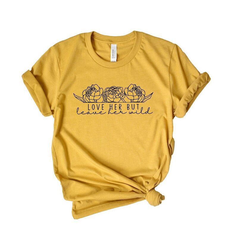 【送料無料】 Simply Sage Market レディース Tシャツ トップス Leave Her Wild Floral Short Sleeve Graphic Tee Mustard