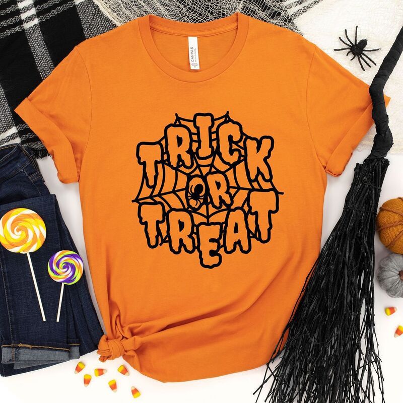 【送料無料】 Simply Sage Market レディース Tシャツ トップス Trick Or Treat Web Short Sleeve Graphic Tee Grape