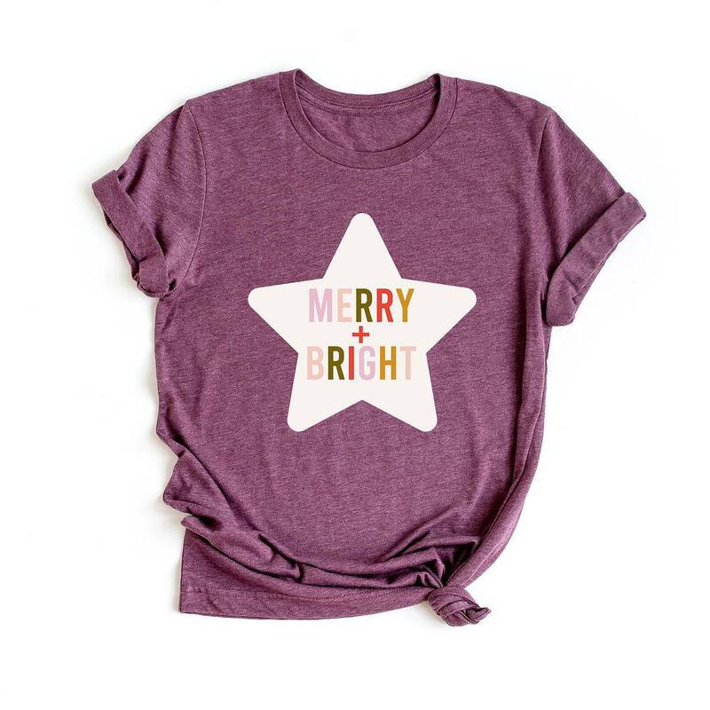 【送料無料】 Simply Sage Market レディース Tシャツ トップス Merry And Bright Star Short Sleeve Graphic Tee Plum