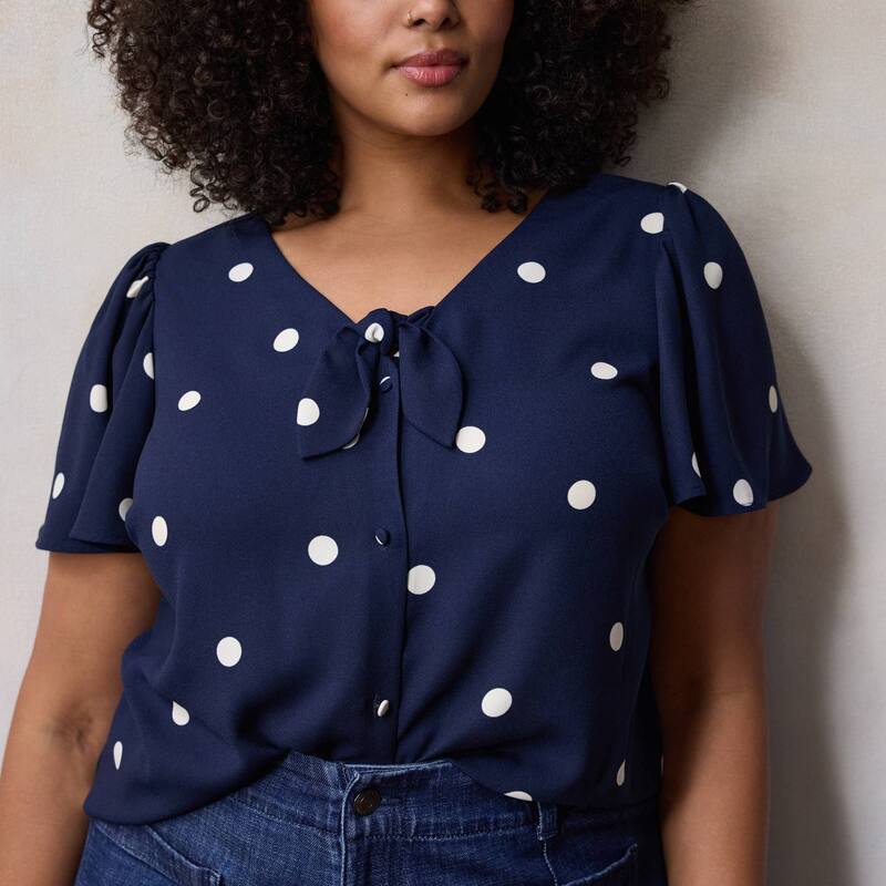 【送料無料】 LC Lauren Conrad レディース シャツ トップス Plus Size LC Lauren Conrad Woven Tie-Front Flutter Sleeve Top Navy Audrey Dot