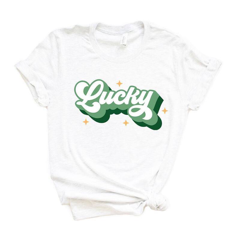̵ Simply Sage Market ǥ T ȥåץ Retro Lucky Short Sleeve Gra...