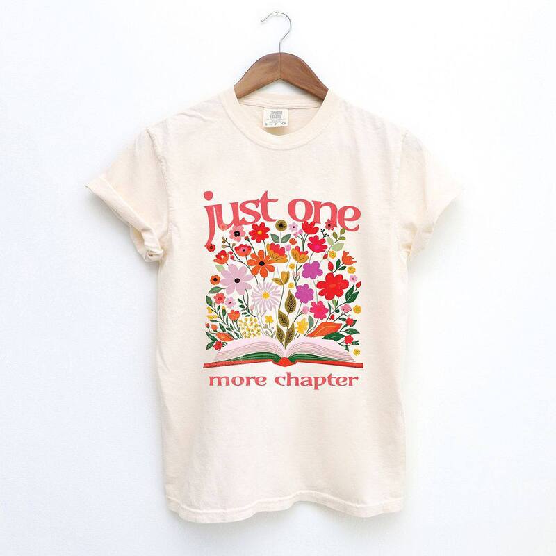 【送料無料】 Simply Sage Market レディース Tシャツ トップス Just One More Chapter Blooming Garment Dyed Tees Ivory