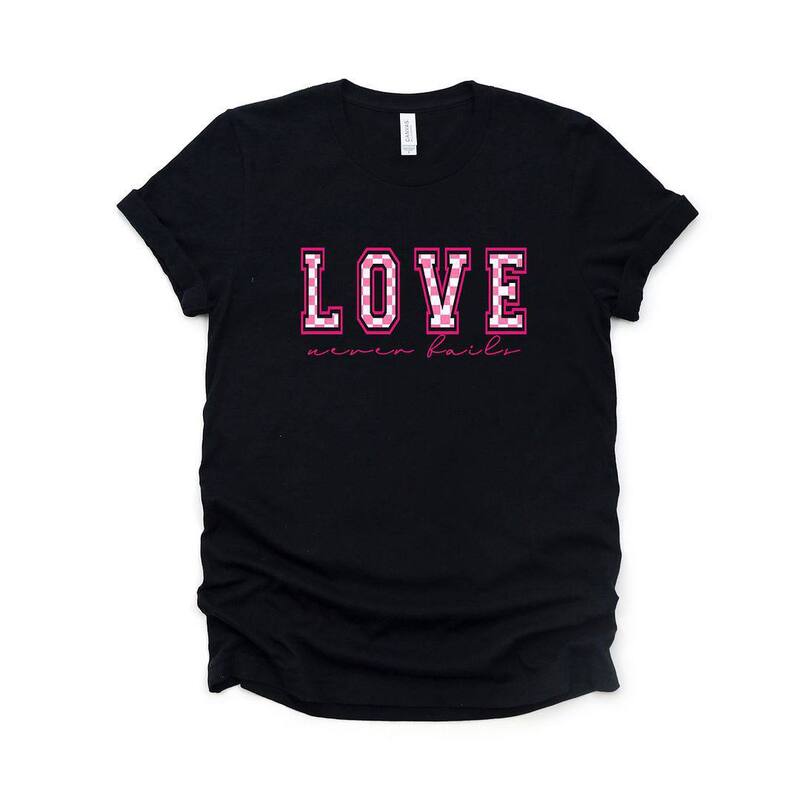 【送料無料】 Simply Sage Market レディース Tシャツ トップス Love Never Fails Checkered Short Sleeve Graphic Tee Black