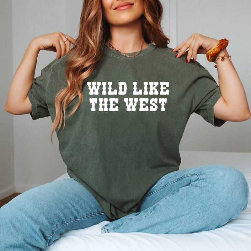 【送料無料】 Simply Sage Market レディース Tシャツ トップス Simply Sage Market Wild Like The West Garment Dyed Tee Moss(4)