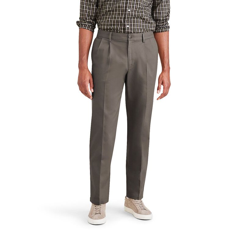 【送料無料】 ドッカーズ メンズ カジュアルパンツ ボトムス Men's Dockers Signature Iron Free Stain Defender Classic-Fit Khaki Pleated Pants Dark Pebble