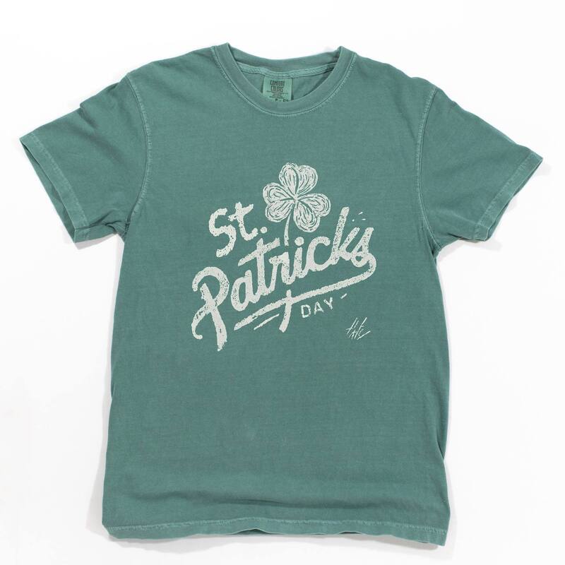 Simply Sage Market レディース トップス Tシャツ グラフィック Simply Sage Market St. Patrick's Day Clover Cursive - Women's Garment Dyed Graphic T-Shirt Light Green グリーン