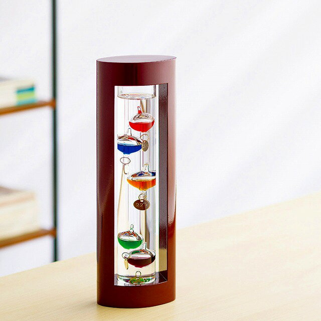 ●セット内容／9.5×6×30cm・ガラス、天然木、パラフィンオイル・［中国製］●箱サイズ／10×13×35cm・60サイズ・780g物理学者のガリレオ・ガリレイの発見した液体の比重は気温により変化する原理を用いた温度計。室温の変化と共にガ...