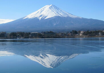 絵画風 壁紙ポスター （はがせるシール式） 逆さ富士 富士山 河口湖 鏡の湖面 キャラクロ FJS-017A1 （A1版 830mm×585mm） 建築用壁紙＋耐候性塗料 インテリア