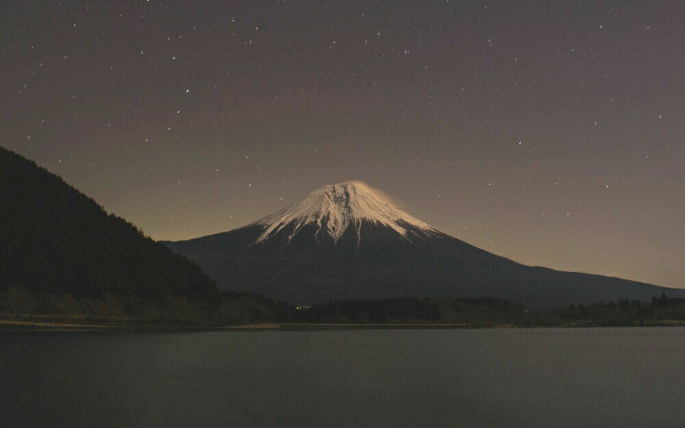 絵画風 壁紙ポスター (はがせるシール式) 星空の黒富士 満天の星空 富士山 スターダスト モノクロ キャラクロ FJS-038W2 (ワイド版 603mm×376mm) ＜日本製＞ ウォールステッカー お風呂ポスター