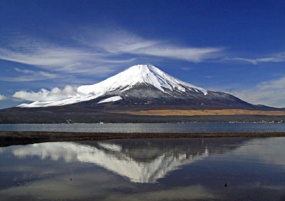 絵画風 壁紙ポスター （はがせるシール式） 冬晴れの逆さ富士と流れ雲 富士山 山中湖 ふじやま キャラクロ FJS-046A2 （A2版 594mm×420mm） 建築用壁紙＋耐候性塗料 インテリア