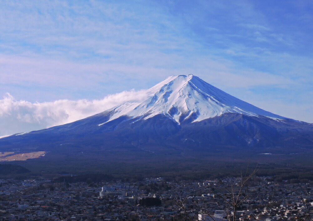 絵画風 壁紙ポスター （はがせるシール式） 冬晴れの富士山と流れ雲 表富士 富士山 ふじやま キャラクロ FJS-048A2 （A2版 594mm×420mm） 建築用壁紙＋耐候性塗料 インテリア