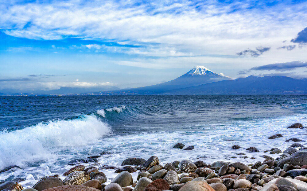 絵画風 壁紙ポスター (はがせるシール式) 大瀬崎より波越しの富士山 ”駿河沖浪裏” 「富嶽三十六景 神奈川沖浪裏」風 駿河湾 西伊豆 キャラクロ M-FJS-004W2 (ワイド版 603mm×376mm) ＜日本製＞ ウォールステッカー お風呂ポスター