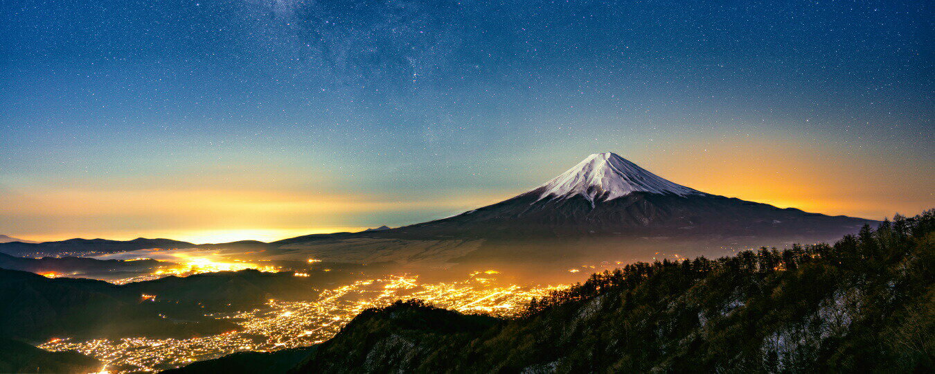 絵画風 壁紙ポスター (はがせるシール式) 三ツ峠より望む富士山と満天の星 富士山麓のパノラマ夜景 星空 天体 パワースポット 絶景 キャラクロ M-FJS-007BP1(パノラマ版 1440mm×576mm)＜日本製＞ ウォールステッカー お風呂ポスター