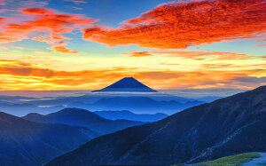 絵画風 壁紙ポスター (はがせるシール式) 神々しい黄金富士と鮮やかな朝焼け 小河内岳からの絶景 神秘的 キャラクロ M-FJS-010W1 (ワイド版 921mm×576mm) <日本製> ウォールステッカー お風呂ポスター