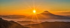 絵画風 壁紙ポスター (はがせるシール式) 日の出と富士山のツーショット パノラマ 南アルプスからの展望 朝焼け 神秘的 キャラクロ M-FJS-011P1 (パノラマ版 1440mm×576mm) ＜日本製＞ ウォールステッカー お風呂ポスター