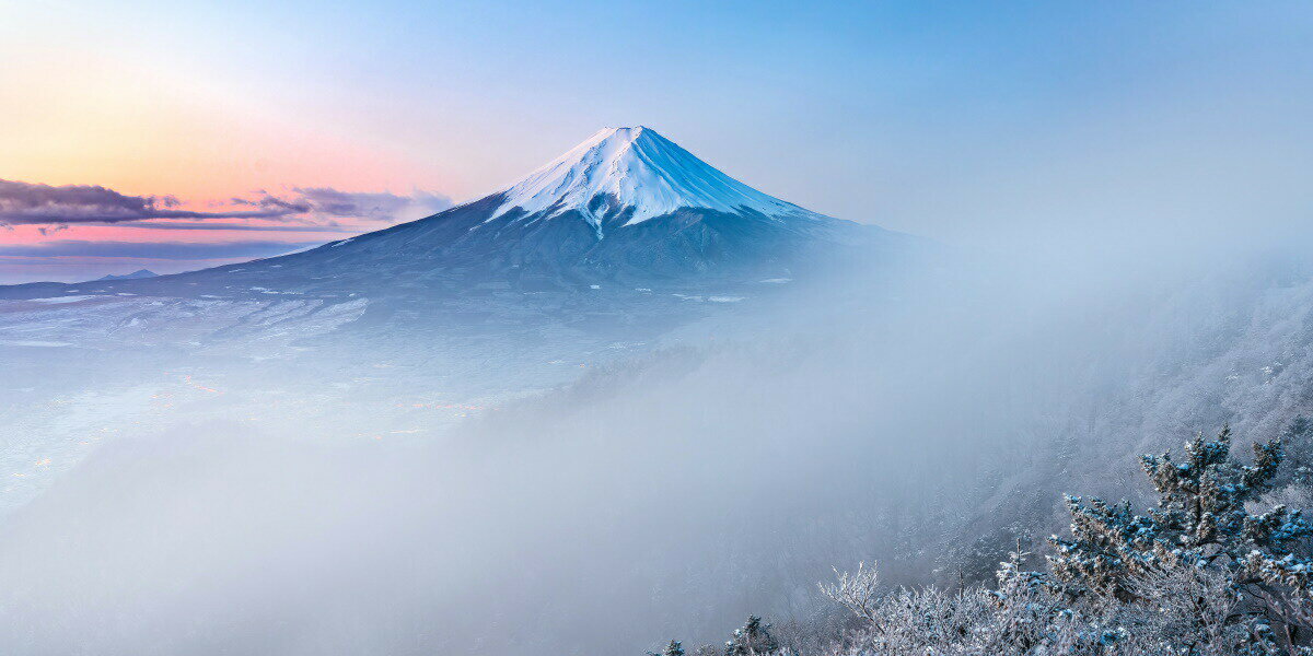 絵画風 壁紙ポスター (はがせるシール式) 富士山 降雪の朝、霧間より姿を現した富士の峰 絶景スポット キャラクロ M-FJS-014S1 (パノラマS版 1152mm×576mm) ＜日本製＞ ウォールステッカー お風呂ポスター