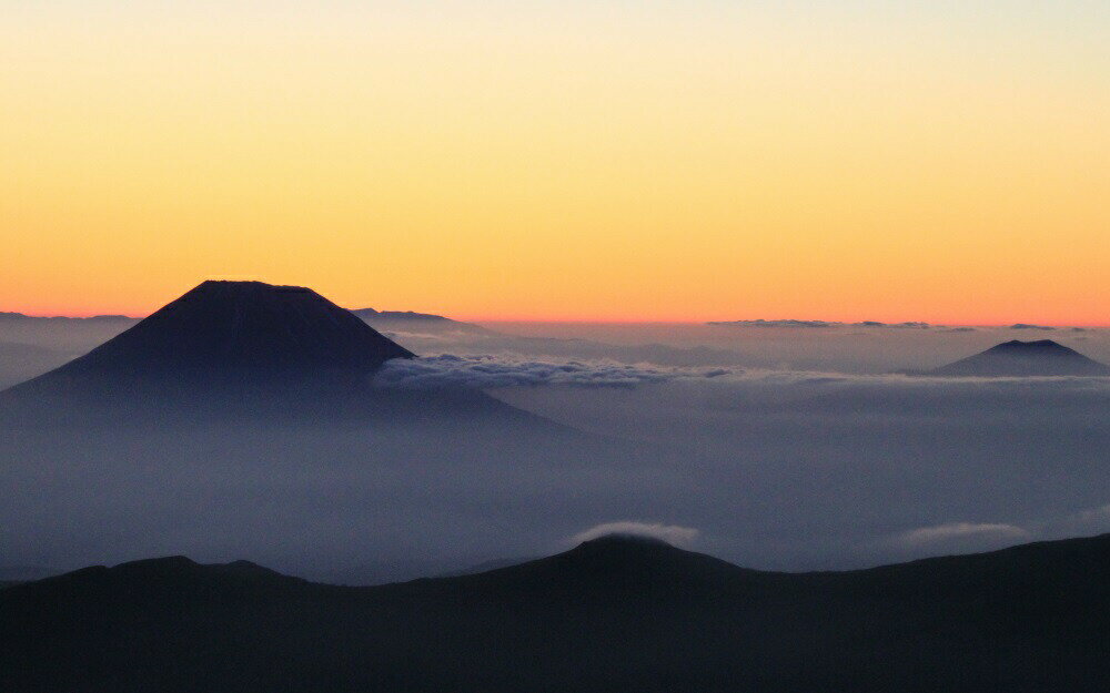 絵画風 壁紙ポスター (はがせるシール式) 羊蹄山 蝦夷富士 夕焼け 北海道 日本百名山 山岳 キャラクロ MYTZ-002W2 (ワイド版 603mm×376mm) ＜日本製＞ ウォールステッカー お風呂ポスター