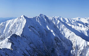 絵画風 壁紙ポスター (はがせるシール式) 後立山連峰の雪景色 鹿島槍ヶ岳 北アルプス 飛騨山脈 登山 キャラクロ M-NALP-003W2 (ワイド版 603mm×376mm) <日本製> ウォールステッカー お風呂ポスター