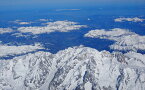 絵画風 壁紙ポスター (はがせるシール式) モンブラン ヨーロッパ最高峰 西アルプス山脈 4810 「白い山」 フランス イタリア Mont Blanc キャラクロ MNBL-001W1 (ワイド版 921mm×576mm) ＜日本製＞ ウォールステッカー お風呂ポスター
