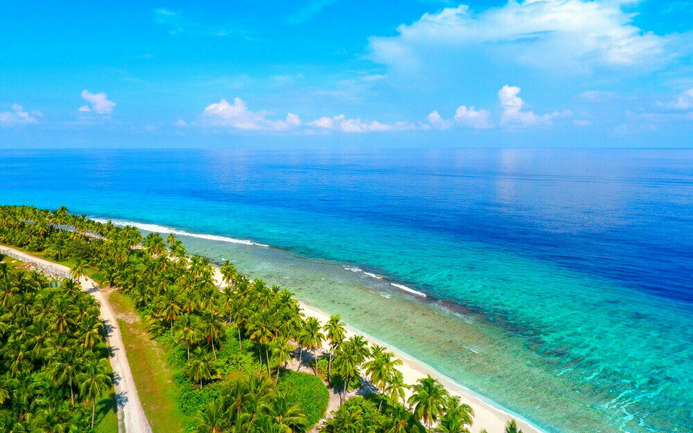 絵画風 壁紙ポスター (はがせるシール式) パラダイス・ビーチ セーシェル 東アフリカ インド洋 海 キャラクロ BCH-048W1 (ワイド版 921mm×576mm) <日本製> ウォールステッカー お風呂ポスター