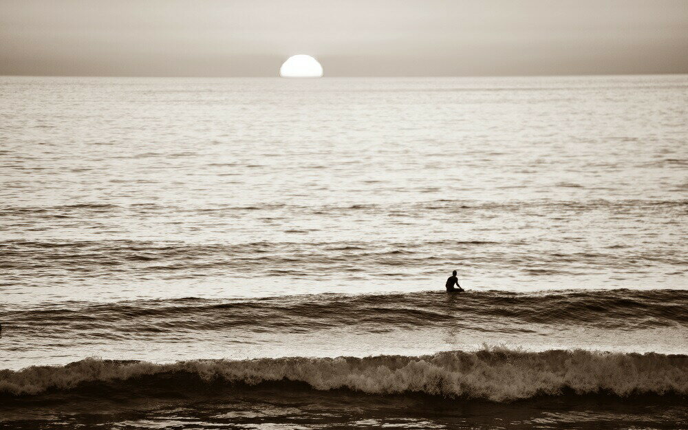 絵画風 壁紙ポスター (はがせるシール式) 日の出とサーファーのシルエット ハワイの大海原と波 サーフィン 海 セピア キャラクロ SFN-021WS2 (ワイド版 603mm×376mm) ＜日本製＞ ウォールステッカー お風呂ポスター