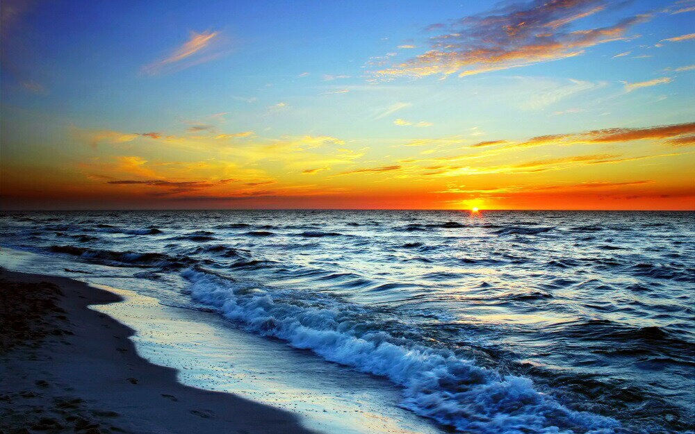 絵画風 壁紙ポスター (はがせるシール式) 夕焼けのワイキキビーチ 空と波と夕陽の絶景 ハワイ 海 キャラクロ SWAV-008W2 (ワイド版 603mm×376mm) ＜日本製＞ ウォールステッカー お風呂ポスター