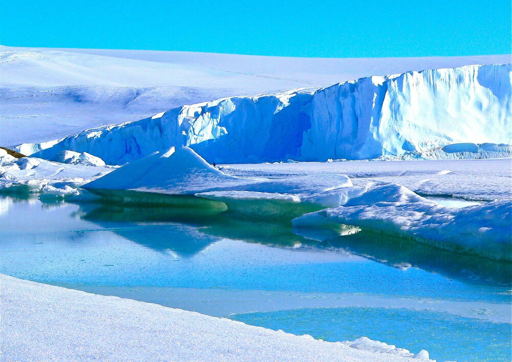 絵画風 壁紙ポスター (はがせるシール式) 南極の氷山 氷 流氷 氷河 南極大陸 涼しい 癒し 暑気払い キャラクロ SICE-007A2 (A2版 594mm×420mm) ＜日本製＞ ウォールステッカー お風呂ポスター