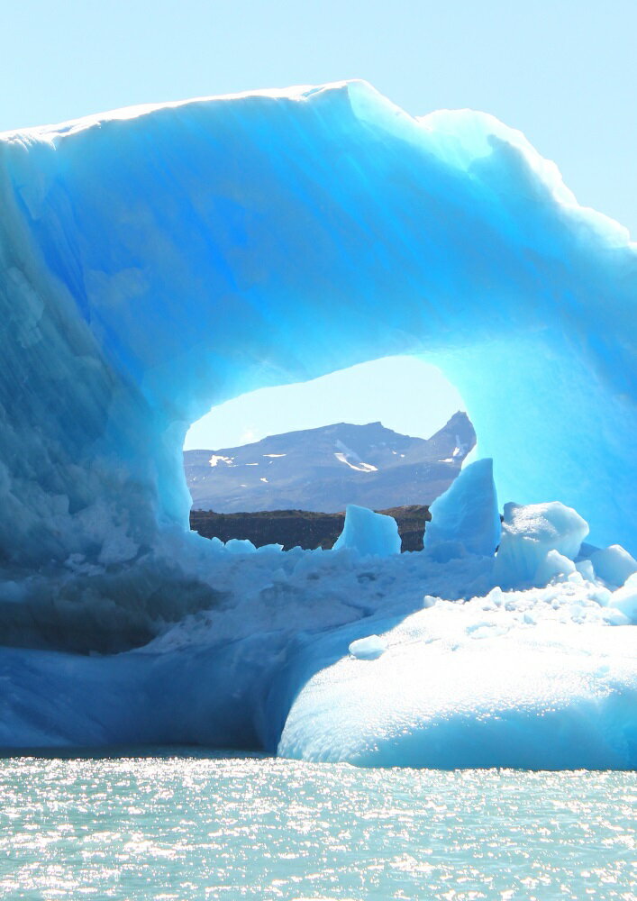 絵画風 壁紙ポスター (はがせるシール式) パタゴニアの氷山 アルゼンチン 氷 氷河 流氷 冷気 涼しい 暑気払い キャラクロ SICE-009A1 (A1版 585mm×830mm) ＜日本製＞ ウォールステッカー お風呂ポスター 1