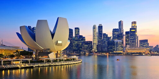 絵画風 壁紙ポスター (はがせるシール式) シンガポール 夕暮れ アート・サイエンス・ミュージアム 夜景 キャラクロ SGP-004S1 (パノラマS版 1152mm×576mm) <日本製> ウォールステッカー お風呂ポスター 絵画風 壁紙ポスター (はがせるシール式) シンガポール 夕暮れ アート・サイエンス・ミュージアム 夜景 キャラクロ SGP-004S1 (パノラマS版 1152mm×576mm) <日本製> ウォールステッカー お風呂ポスター
