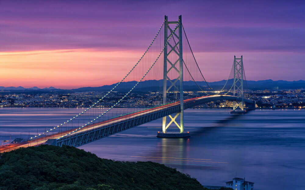 絵画風 壁紙ポスター (はがせるシール式) 夕暮れの明石海峡大橋 パールブリッジ 世界最長の吊橋 本州四国連絡橋 キャラクロ M-AKO-001W1 (ワイド版 921mm×576mm) ＜日本製＞ ウォールステッカー お風呂ポスター