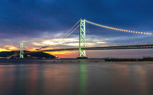 絵画風 壁紙ポスター (はがせるシール式) 明石海峡大橋の夜景 パールブリッジ 世界最長の吊橋 本州四国連絡橋 キャラクロ M-AKO-004W1 (ワイド版 921mm×576mm) ＜日本製＞ ウォールステッカー お風呂ポスター