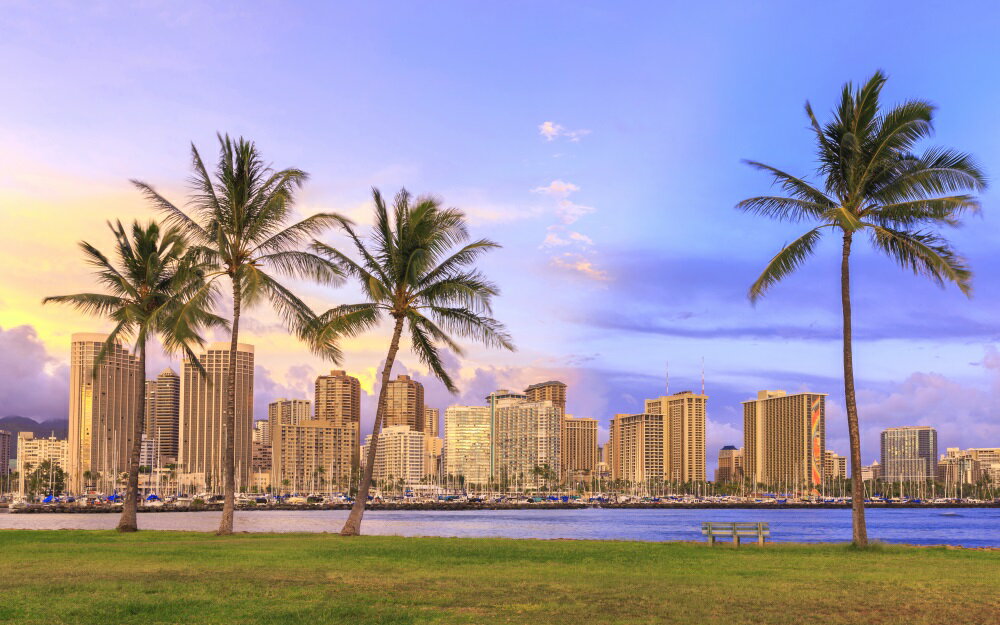 絵画風 壁紙ポスター (はがせるシール式) ハワイ ホノルル ビーチパークの朝焼け オアフ島 キャラクロ HWI-016W2 (ワイド版 603mm×376mm) ＜日本製＞ ウォールステッカー お風呂ポスター