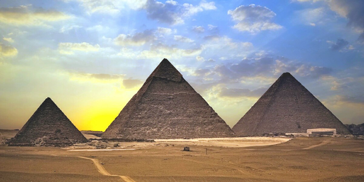 絵画風 壁紙ポスター （はがせるシール式） ギザの三大ピラミッドと朝陽 古代エジプト 世界遺産 ピラミッドパワー キャラクロ EPMD-009S1 （1152mm×576mm） 建築用壁紙＋耐候性塗料 インテリア