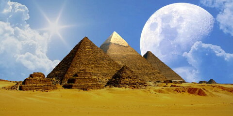 絵画風 壁紙ポスター （はがせるシール式） ギザの三大ピラミッドとビッグムーン 月 古代エジプト 世界遺産 ピラミッドパワー パノラマ キャラクロ EPMD-011S1 （1152mm×576mm） 建築用壁紙＋耐候性塗料 インテリア