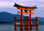 絵画風 壁紙ポスター (はがせるシール式) 厳島神社 大鳥居 夕暮れ 宮島 日本三景 キャラクロ ISJ-004A2 (A2版 594mm×420mm) ＜日本製＞ ウォールステッカー お風呂ポスター