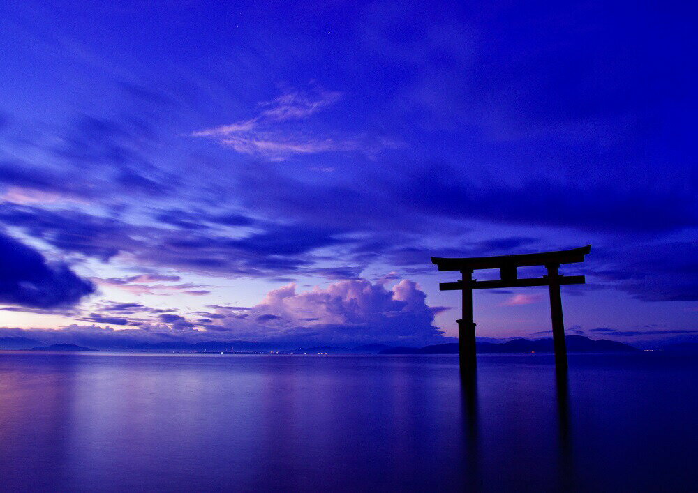 絵画風 壁紙ポスター (はがせるシール式) 厳島神社 大鳥居 日没 宮島 日本三景 キャラクロ ISJ-005A1 (A1版 830mm×585mm) ＜日本製＞ ウォールステッカー お風呂ポスター