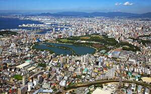 絵画風 壁紙ポスター (はがせるシール式) 福岡市 都市景観 大濠公園 舞鶴公園 博多港 キャラクロ FKOK-001W1 (ワイド版 921mm×576mm) <日本製> ウォールステッカー お風呂ポスター