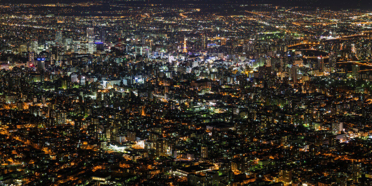 絵画風 壁紙ポスター はがせるシール式 札幌の夜景 都市景観 さっぽろテレビ塔 北海道 札幌市 パノラマ キャラクロ SAPR-001S1 1152mm 576mm ＜日本製＞ ウォールステッカー お風呂ポスター