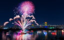 絵画風 壁紙ポスター (はがせるシール式) 隅田川花火大会 屋形船 夜景 レインボーブリッジ 東京都 キャラクロ TKY-003W2 (ワイド版 603mm×376mm) <日本製> ウォールステッカー お風呂ポスター