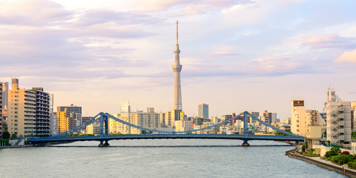 絵画風 壁紙ポスター (はがせるシール式) 東京スカイツリーと清洲橋と隅田川 パステルカラーの景色 天望回廊 キャラクロ TST-018S1 (パノラマS版 1152mm×576mm) ＜日本製＞ ウォールステッカー お風呂ポスター