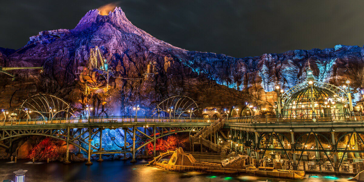 絵画風 壁紙ポスター (はがせるシール式) ディズニーシーの夜景 ディズニーリゾート パノラマ キャラクロ DNS-002S1 (1152mm×576mm) ＜日本製＞ ウォールステッカー お風呂ポスターのサムネイル