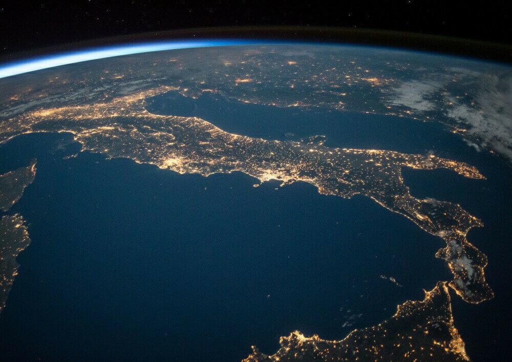 乐天商城 - 絵画風 壁紙ポスター (はがせるシール式) 地球 イタリア半島 地中海 宇宙ステーション 天体 キャラクロ ERT-005A1 (A1版 830mm×585mm) ＜日本製＞ ウォールステッカー お風呂ポスター