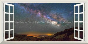 絵画風 壁紙ポスター (はがせるシール式) -窓の景色- 天の川 ブライスキャニオン ユタ州 おとぎの国峡谷 天体 宇宙 神秘 パノラマ 【窓仕様/トリックアート】 キャラクロ GLXY-003MS1 (1152mm×576mm) <日本製> ウォールステッカー お風呂ポスター