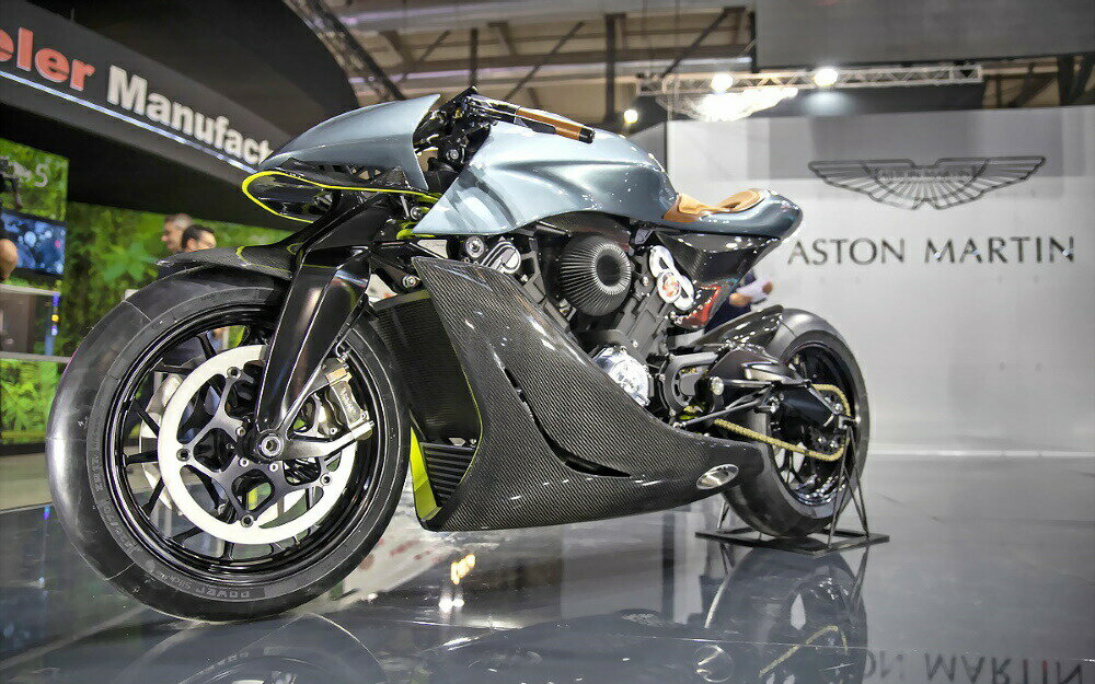 絵画風 壁紙ポスター (はがせるシール式) アストンマーティン X ブラフ・シューペリア AMB 001 サーキット専用モデル 限定100台 2019年 EICMA キャラクロ AMB1-005W2 (ワイド版 603mm×376mm) <日本製> ウォールステッカー お風呂ポスター