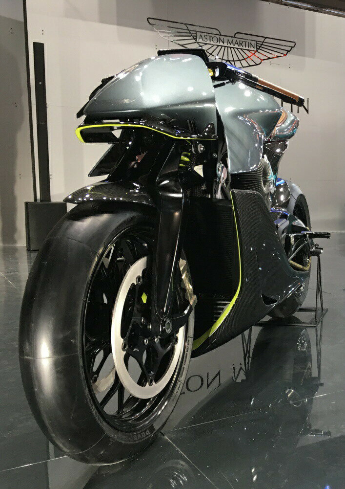 絵画風 壁紙ポスター (はがせるシール式) アストンマーティン X ブラフ・シューペリア AMB 001 サーキット専用モデル 限定100台 2019年 EICMA キャラクロ AMB1-006A2 (A2版 420mm×594mm) <日本製> ウォールステッカー お風呂ポスター