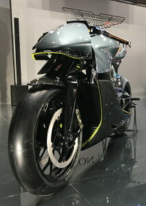 絵画風 壁紙ポスター (はがせるシール式) アストンマーティン X ブラフ・シューペリア AMB 001 サーキット専用モデル 限定100台 2019年 EICMA キャラクロ AMB1-006A2 (A2版 420mm×594mm) <日本製> ウォールステッカー お風呂ポスター