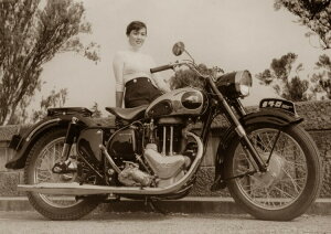 絵画風 壁紙ポスター (はがせるシール式) メグロ 500 Z7 スタミナ 1956年 ヴィンテージ バイク セピア キャラクロ MGR-002A1 (A1版 830mm×585mm) ＜日本製＞ ウォールステッカー お風呂ポスター