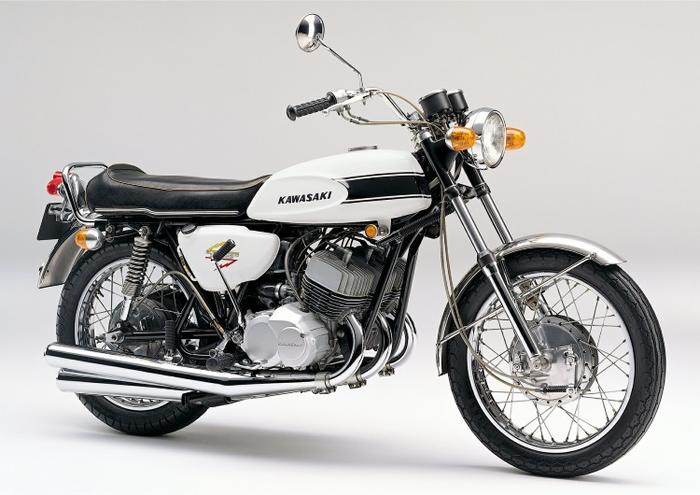 絵画風 壁紙ポスター (はがせるシール式) カワサキ 500-SS H1 マッハ3 白 1969年 伝説のバイク キャラクロ K5SS-004A1 (A1版 830mm×585mm) ＜日本製＞ ウォールステッカー お風呂ポスター