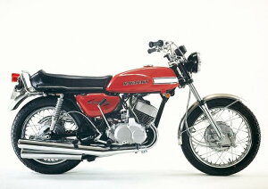 絵画風 壁紙ポスター (はがせるシール式) カワサキ 500-SS H1 マッハ3 赤 1969年 伝説のバイク キャラクロ K5SS-007A2 (A2版 594mm×420mm) <日本製> ウォールステッカー お風呂ポスター